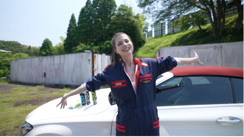 洗車姿も美しすぎるとか何事 車好き マギーがセクシーつなぎ姿で愛車をガチ洗車 マガジンサミット Goo ニュース